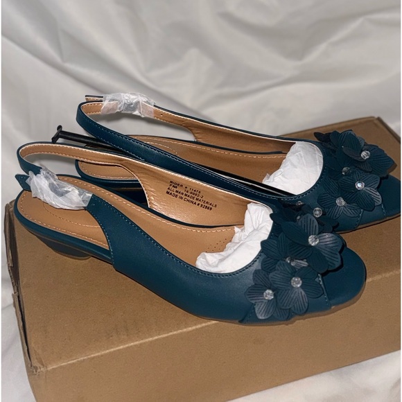 Flat heel shoes with flower detail - Picture 7 of 8